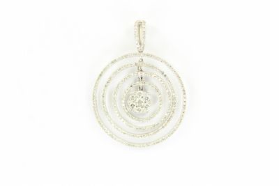 un gros plan d'un pendentif sur fond blanc