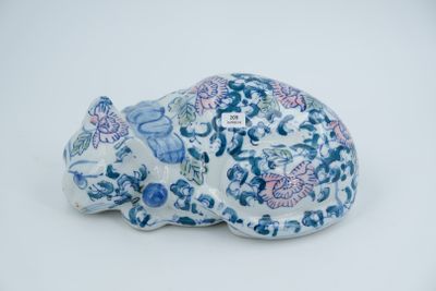 une figurine d'éléphant bleue et blanche posée sur une surface blanche