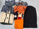 de nombreux sacs posés par terre les uns à côté des autres