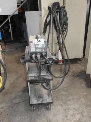 une machine qui se trouve dans un garage