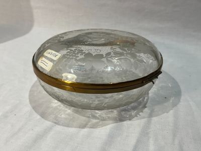 un saladier en verre avec un couvercle posé sur une table