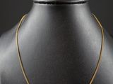 un collier à chaîne en or sur un mannequin mannequin mannequin mannequin mannequin mannequin mannequin mannequin mannequin mannequin