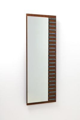 une image représentant un miroir accroché au mur