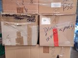 plusieurs cartons empilés les uns sur les autres sur une palette