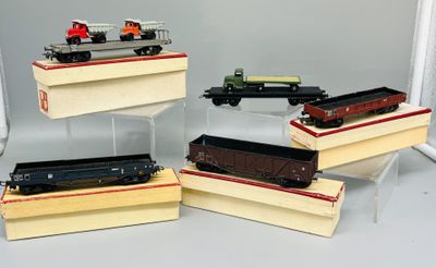 quatre petits trains miniatures exposés sur une table