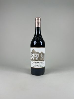la bouteille de vin rouge est posée sur la table
