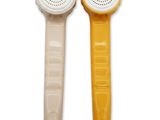 deux pommeaux de douche jaunes et blancs sur fond blanc