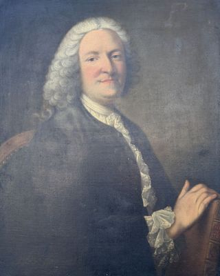 portrait d'un homme en manteau noir tenant un livre