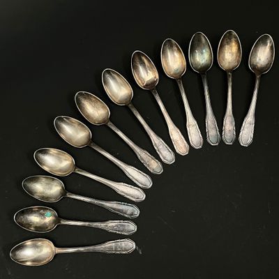 Suite de douze cuillères à café en métal argenté à décor sty… - Photo 1