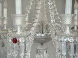 un lustre en cristal suspendu au plafond, orné de bougies