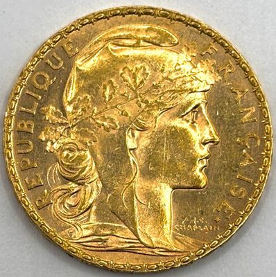 gros plan d'une pièce d'or sur une surface blanche