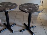 deux tables posées sur un sol carrelé