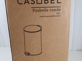 la boîte est ouverte pour permettre de voir l'intérieur du récipient