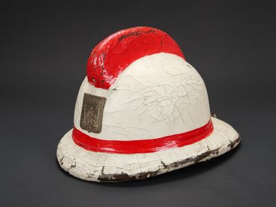 un chapeau blanc et rouge orné d'un ruban rouge