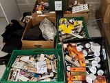 de nombreuses boîtes de nourriture posées sur le sol les unes à côté des autres