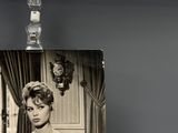 une photo d'une femme en robe accrochée au mur