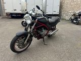 des motos garées sur un parking à côté d'un camion