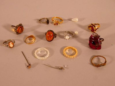 tout un tas de bagues différentes et celles qui sont posées sur la table