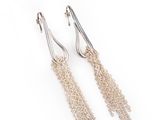 une paire de boucles d'oreilles en argent sur fond blanc