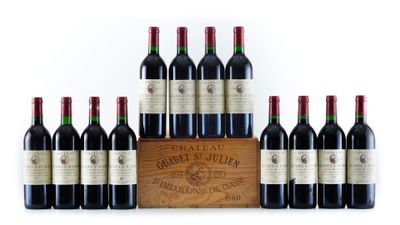 six bouteilles de vin rouge dans une caisse en bois sur fond blanc