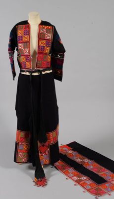 une photo d'une robe et d'un foulard présentés sur un mannequin