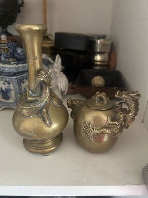 deux vases posés l'un à côté de l'autre sur une étagère