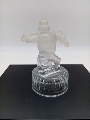 une figurine en verre représentant un homme sur un skateboard