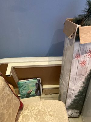 une chaise sur laquelle est posée une boîte, près d'un mur