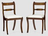 paire de chaises anciennes avec coussins rembourrés au niveau du dossier et de l'assise