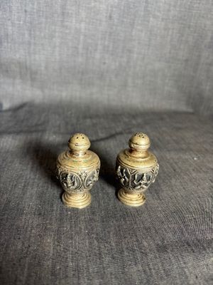 une paire de salières et poivrières anciennes en laiton