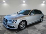 L'Audi break argentée est garée dans une pièce au sol à carreaux.