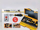 une boîte d'outils posée sur une table