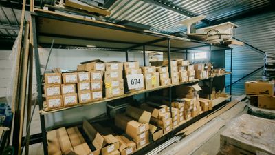 de nombreuses caisses de denrées alimentaires sur les rayonnages de l'entrepôt