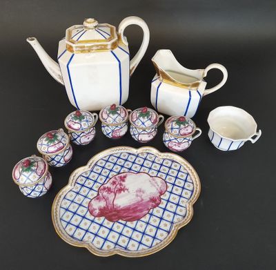 une image représentant une table avec une assiette, des tasses et une théière