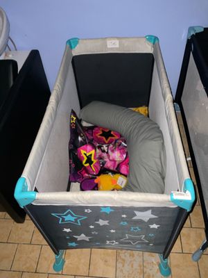 un lit de bébé avec un matelas et un oreiller à l'intérieur