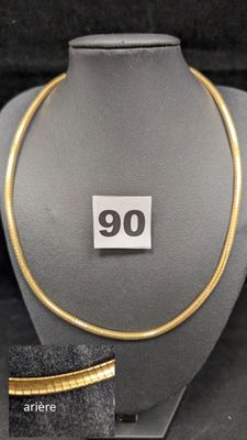 une photo d'une vitrine contenant un collier et un chapeau