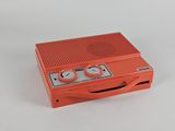 un appareil électronique orange posé sur une surface blanche