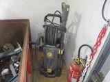 une image représentant une pièce dans laquelle se trouvent tout un tas d'outils
