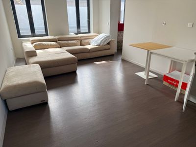 un salon avec un canapé et une table