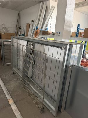 une image représentant une pièce dans laquelle se trouve une clôture métallique
