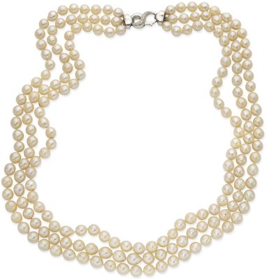 a three strand pearl necklace with a clasp