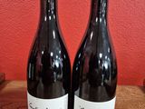 deux bouteilles de vin posées sur une table en bois