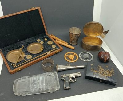 plusieurs objets posés ensemble sur une table
