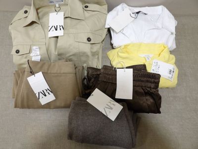 quatre paires de pantalons et une chemise par terre