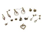 un gros plan sur un lot de boucles d'oreilles posées sur une surface blanche