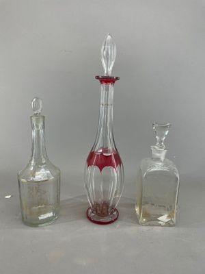 trois bouteilles en verre posées les unes à côté des autres sur une table
