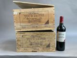 deux caisses en bois contenant chacune une bouteille de vin