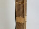 une lampe posée sur un support en bois