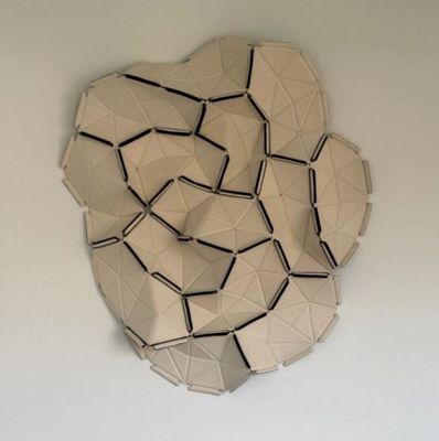 une horloge murale fabriquée à partir de cartons, accrochée au mur