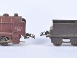 trois petits trains assis l'un à côté de l'autre sur une surface blanche